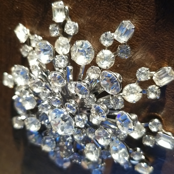 Vintage Large Domed Starburst Rhinestone Brooch with Rivet Back - Picture 5 of 8